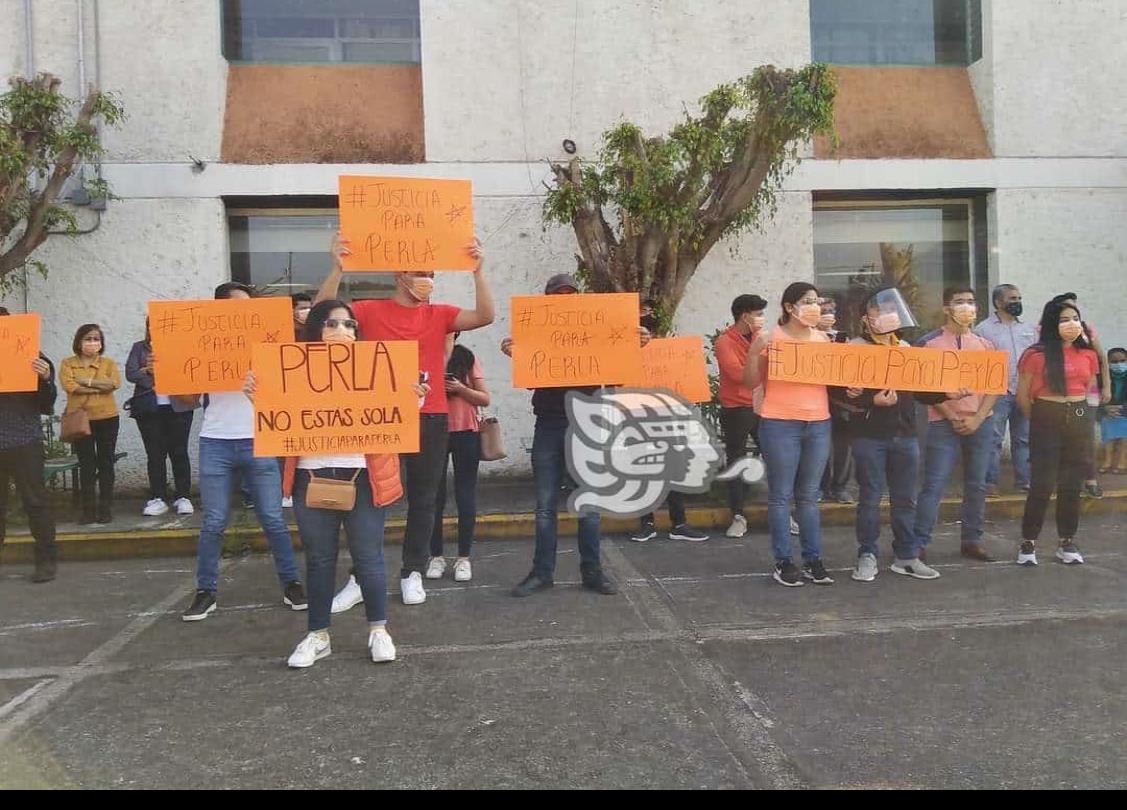 Vinculan a proceso a joven acusada de desaparición; familiares protestan