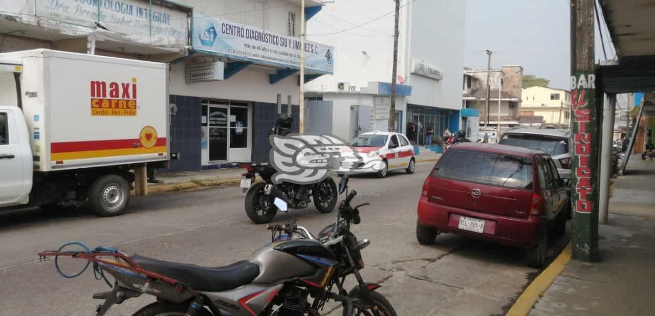 Arrollan a motopatrullero en Agua Dulce; lo hospitalizan