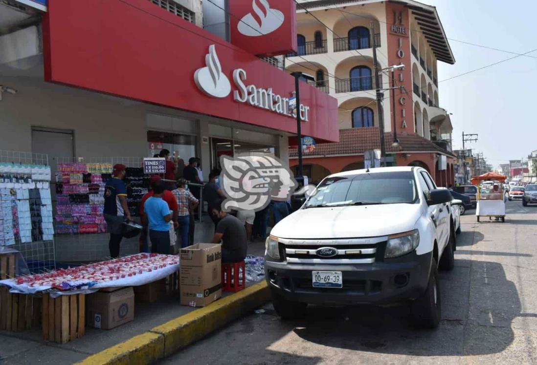 Empleado de gasera sufre violento robo en sucursal bancaria de Acayucan 