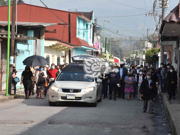 Con misa en el ayuntamiento, dan último adiós al alcalde de Atzacan