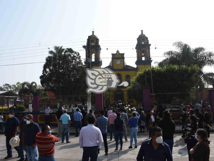Con misa en el ayuntamiento, dan último adiós al alcalde de Atzacan