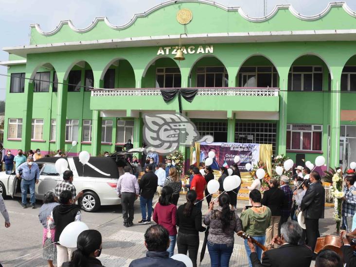 Con misa en el ayuntamiento, dan último adiós al alcalde de Atzacan