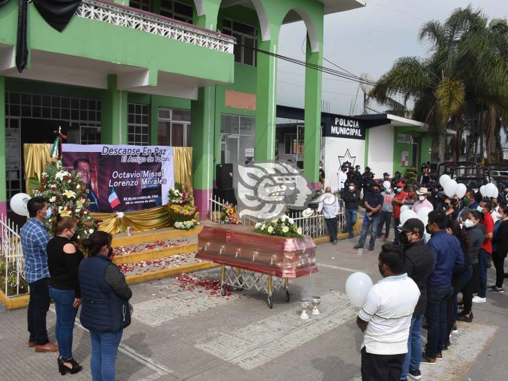 Con misa en el ayuntamiento, dan último adiós al alcalde de Atzacan