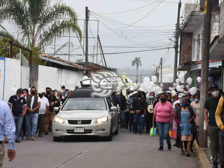Con misa en el ayuntamiento, dan último adiós al alcalde de Atzacan
