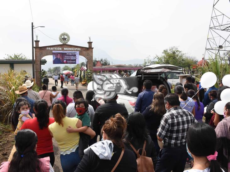 Con misa en el ayuntamiento, dan último adiós al alcalde de Atzacan