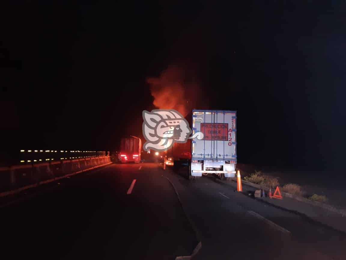 Se incendia tracto que transportaba colchones en Acayucan 