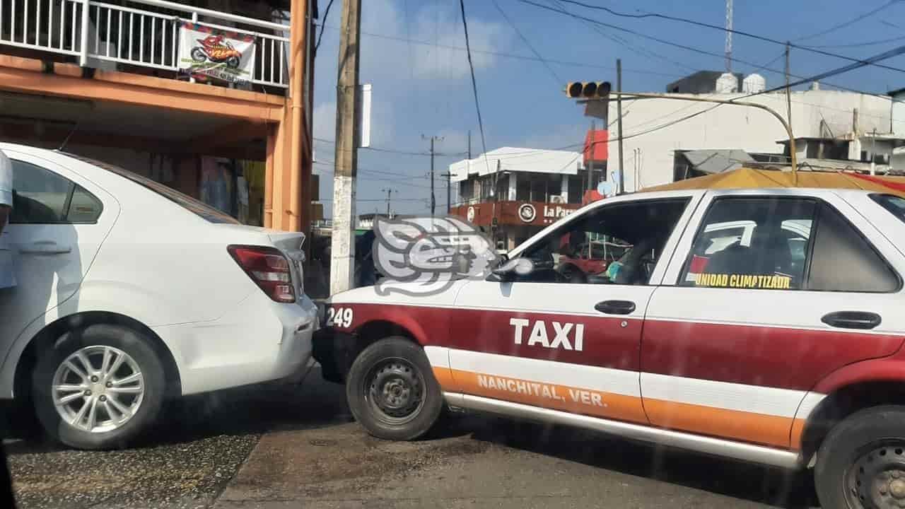 Taxi y auto particular se dan un llegue en calles de Nanchital