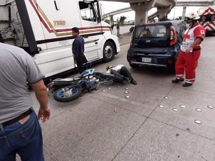 Motociclista se impacta contra automóvil particular en calles de Veracruz