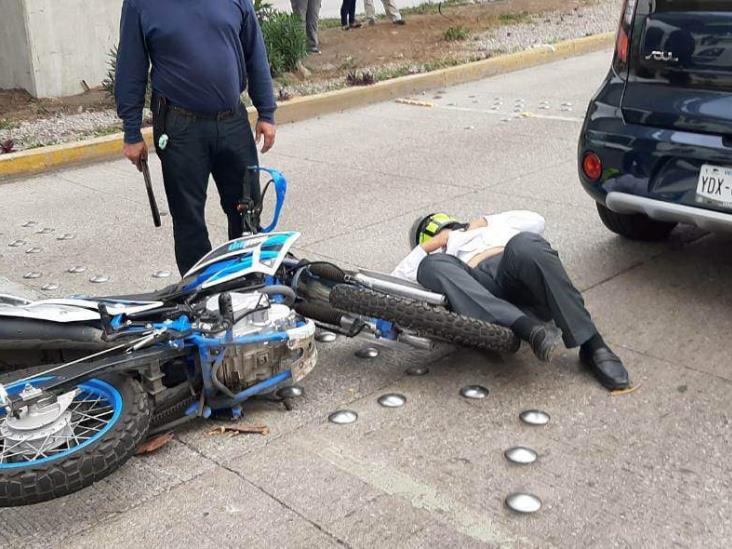 Motociclista se impacta contra automóvil particular en calles de Veracruz