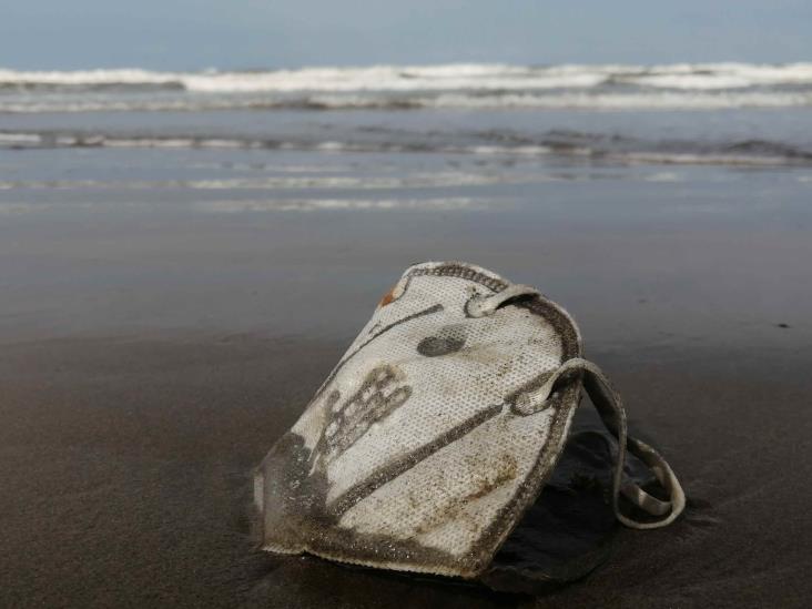 Pandemia de cubrebocas en calles y hasta en la playa de Coatzacoalcos