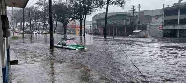 Tras fuerte lluvia durante el día, se inunda Xalapa
