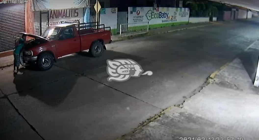 Captan a hombre robando batería de camioneta en Nanchital