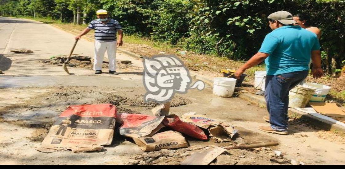 Taxistas y personal de obras públicas reparan calle en Agua Dulce