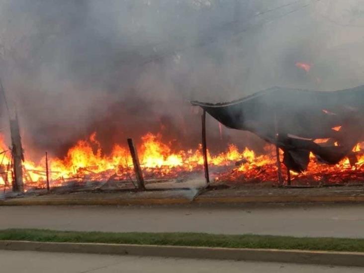 Tras incendio se consume mueblería en Tuxpan