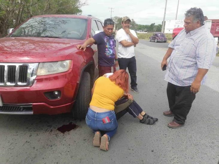 Impacta motociclista contra taxista en Medellín de Bravo