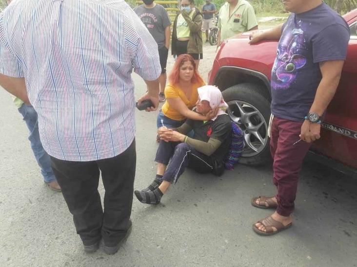 Impacta motociclista contra taxista en Medellín de Bravo