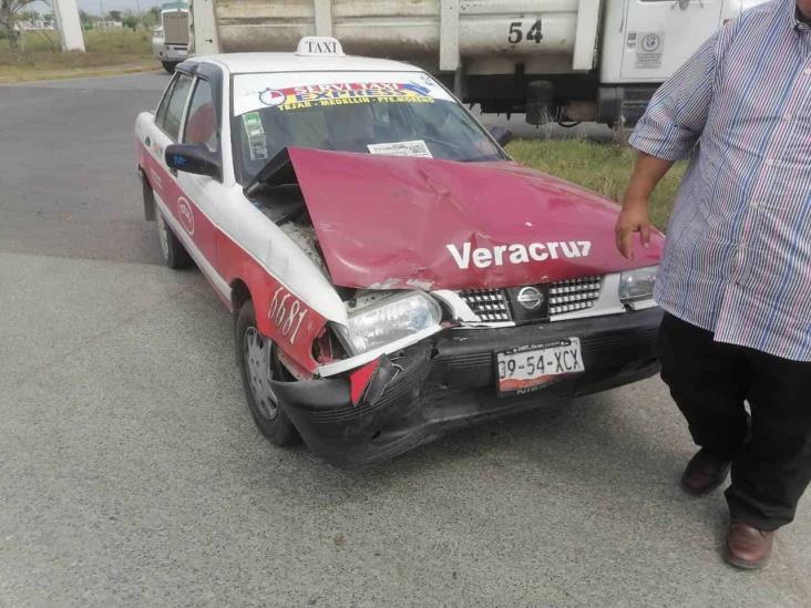 Impacta motociclista contra taxista en Medellín de Bravo