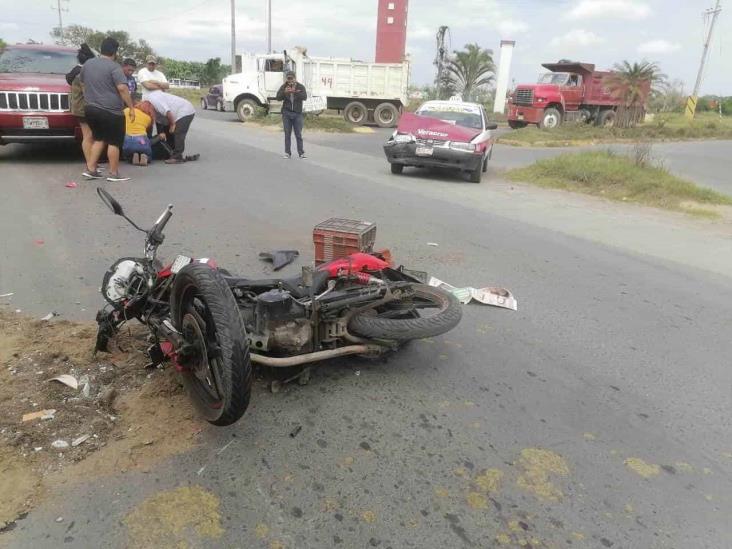 Impacta motociclista contra taxista en Medellín de Bravo