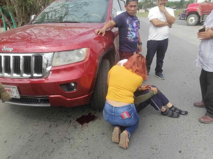 Impacta motociclista contra taxista en Medellín de Bravo