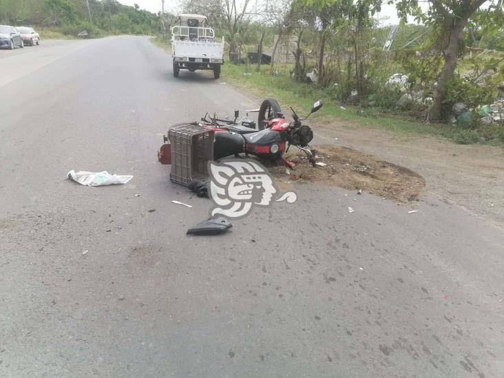 Impacta motociclista contra taxista en Medellín de Bravo