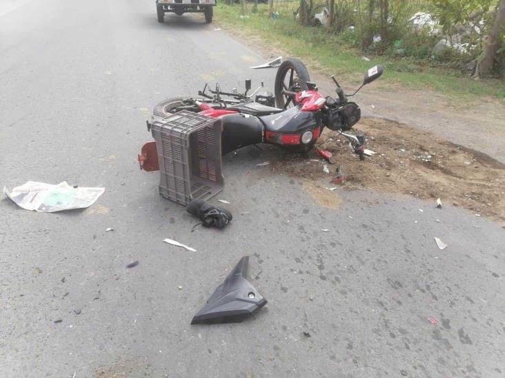 Impacta motociclista contra taxista en Medellín de Bravo