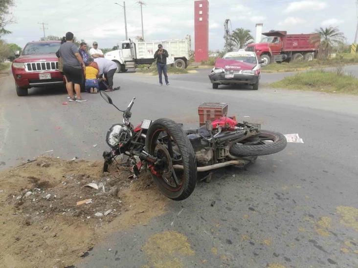 Impacta motociclista contra taxista en Medellín de Bravo