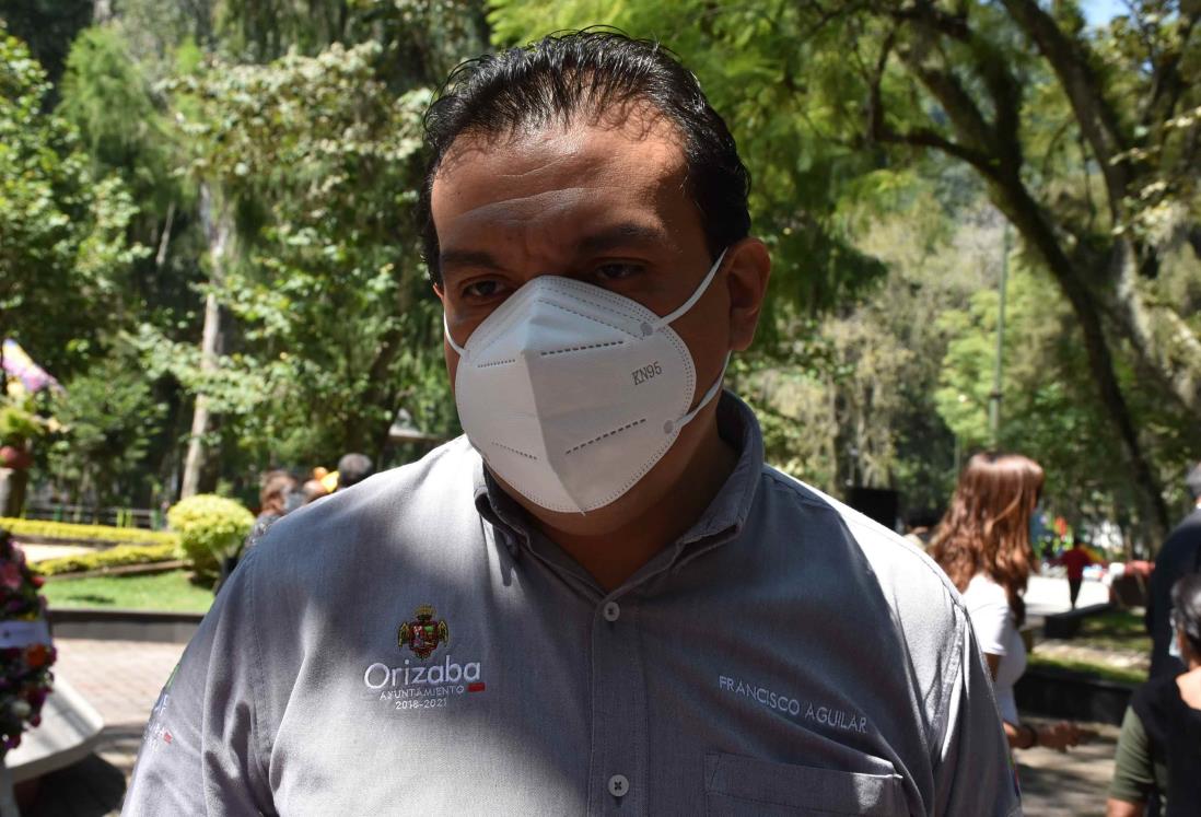 Madre del inspector de Policía Municipal en Orizaba entrega su arma