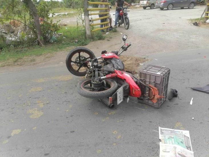 Impacta motociclista contra taxista en Medellín de Bravo