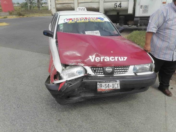 Impacta motociclista contra taxista en Medellín de Bravo