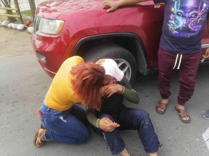 Impacta motociclista contra taxista en Medellín de Bravo