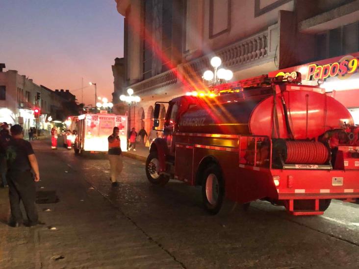 Supuesto incendio en Teatro Reforma, moviliza a bomberos