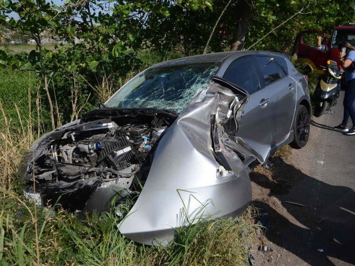 Se registra accidente entre urbano y vehículo particular; deja solo daños materiales