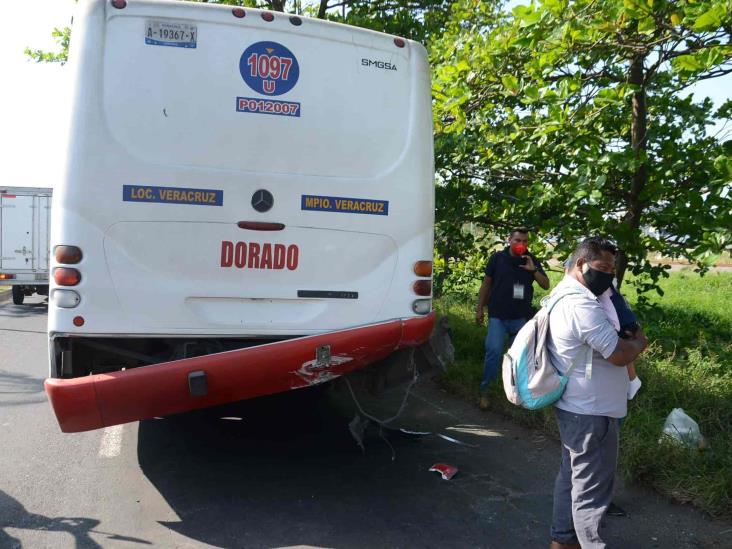 Se registra accidente entre urbano y vehículo particular; deja solo daños materiales