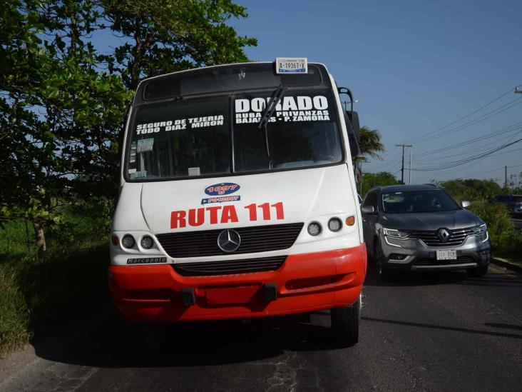 Se registra accidente entre urbano y vehículo particular; deja solo daños materiales