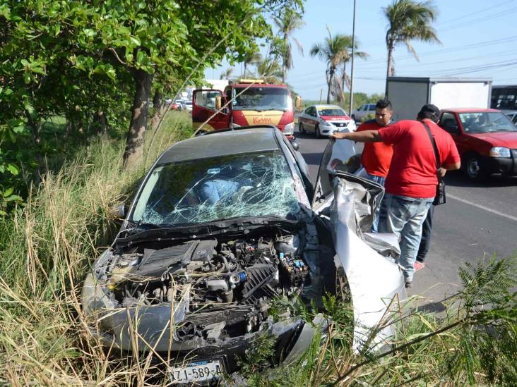 Se registra accidente entre urbano y vehículo particular; deja solo daños materiales