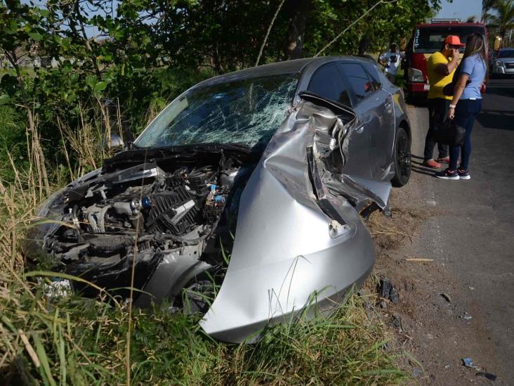 Se registra accidente entre urbano y vehículo particular; deja solo daños materiales