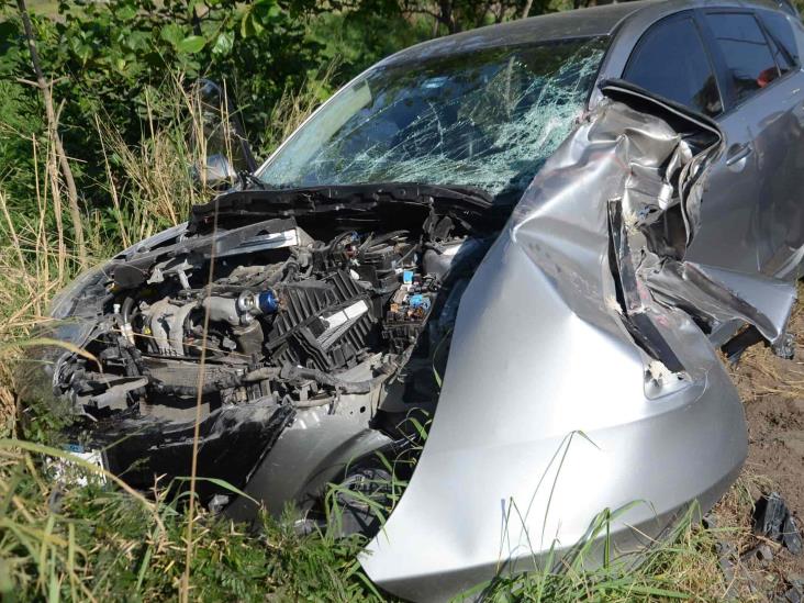 Se registra accidente entre urbano y vehículo particular; deja solo daños materiales