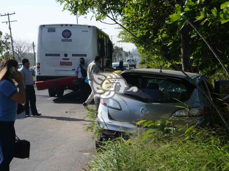 Se registra accidente entre urbano y vehículo particular; deja solo daños materiales