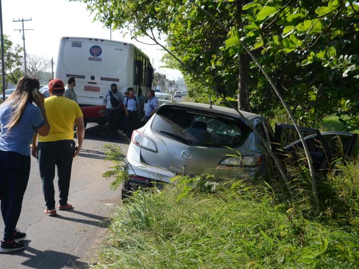 Se registra accidente entre urbano y vehículo particular; deja solo daños materiales