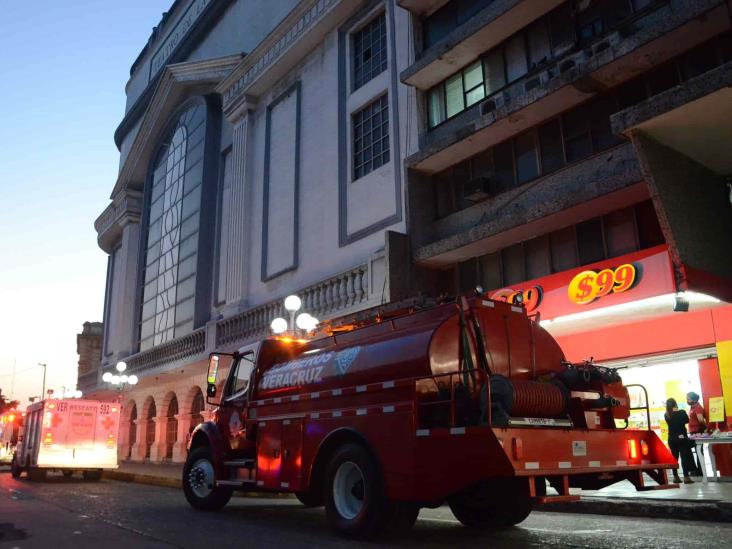 Supuesto incendio en Teatro Reforma, moviliza a bomberos