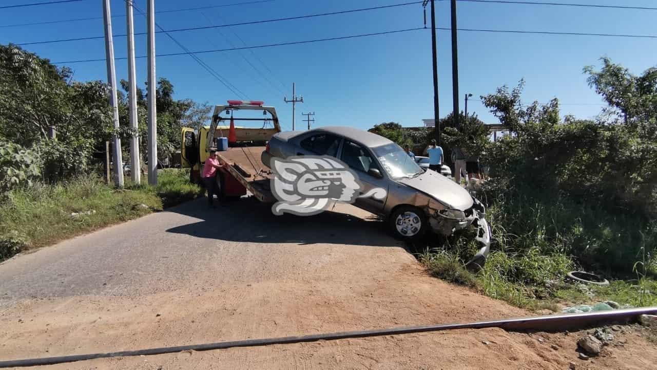 Auto fue embestido por la bestia en Cosoleacaque