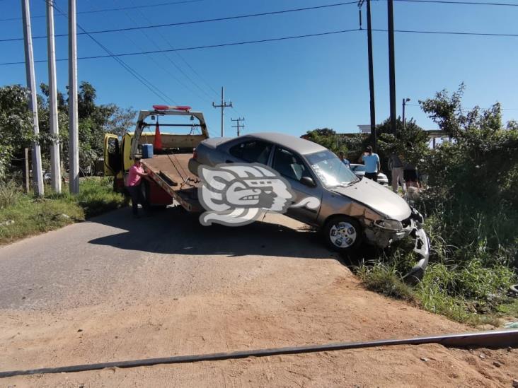 Auto fue embestido por la bestia en Cosoleacaque