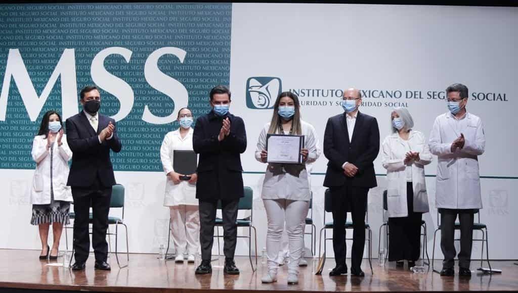 Graduación de médicos especialistas consolida al IMSS como  escuela de medicina