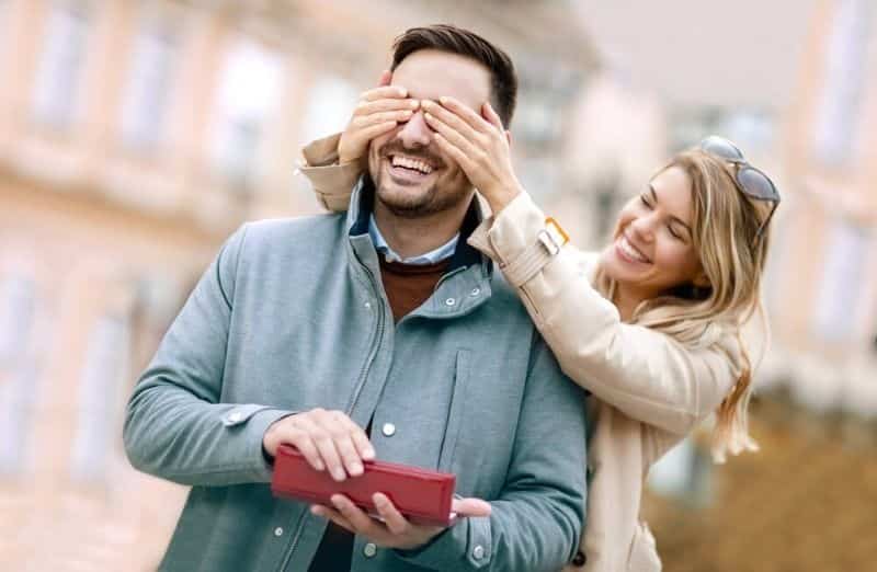 Regalos divertidos para sorprender a tu pareja en su cumpleaños