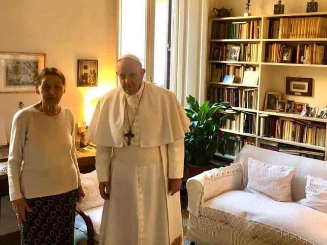 Papa Francisco realiza visita sorpresa a superviviente del Holocausto