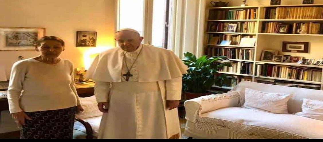Papa Francisco realiza visita sorpresa a superviviente del Holocausto
