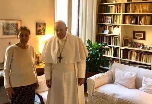 Papa Francisco realiza visita sorpresa a superviviente del Holocausto