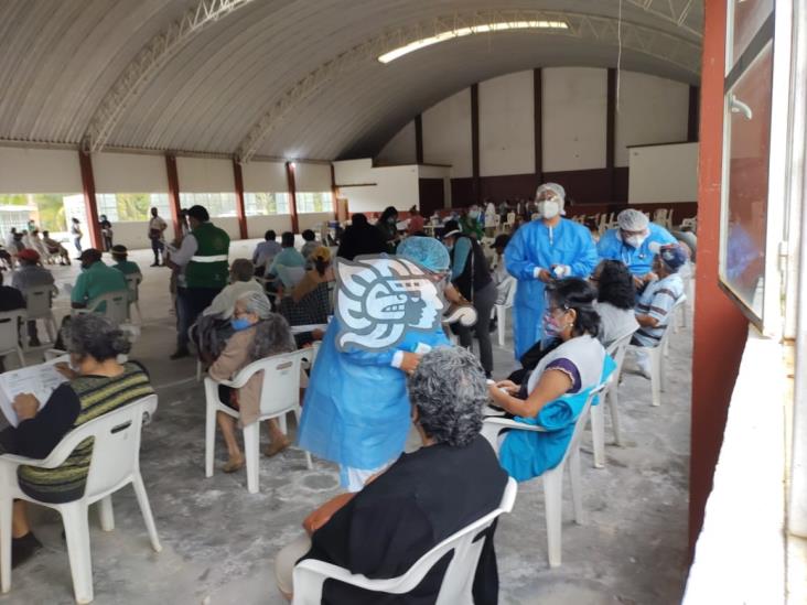 Acampan en el sur de Veracruz para aplicarse vacuna contra Coronavirus