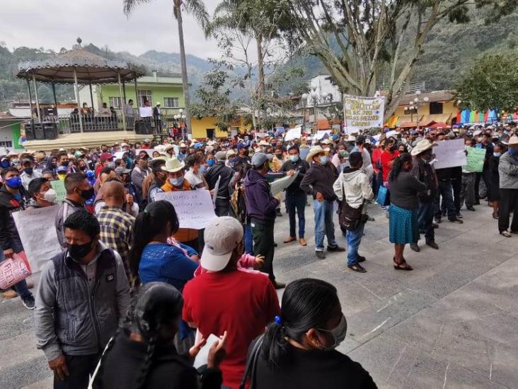 Dan espaldarazo a Mezhua en Zongolica