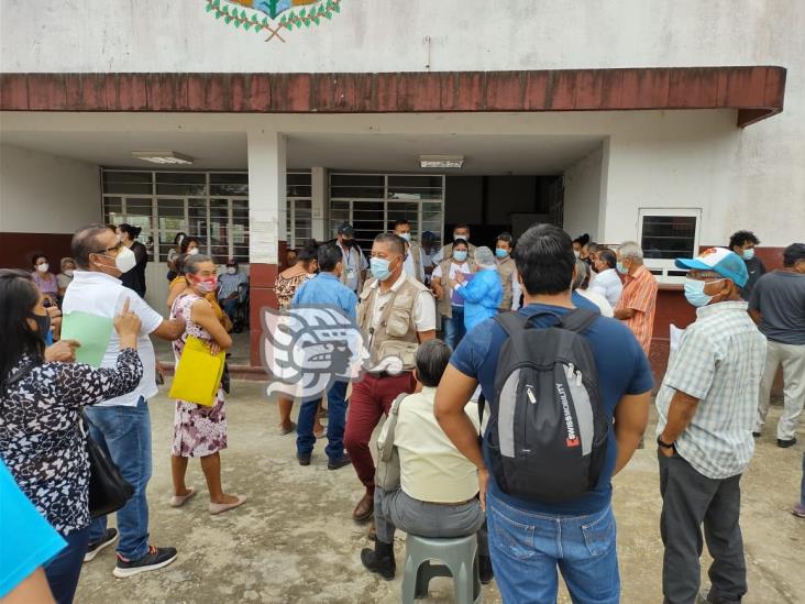 Acampan en el sur de Veracruz para aplicarse vacuna contra Coronavirus
